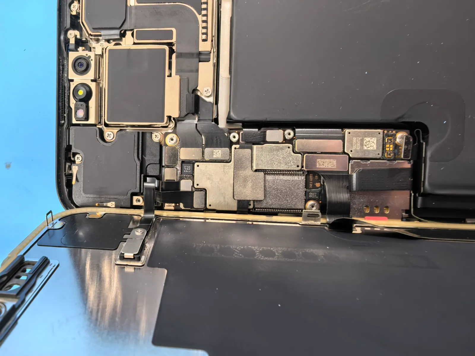 iPhone 15 Pro Max 水没洗浄修理｜内側カメラに腐食、早期分解で復旧